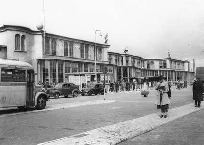 400121 Gezicht op het Centraal Station Utrecht C.S. (Stationsplein) te Utrecht.